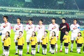 足球英超双红会爆发冲突，多人吃黄牌